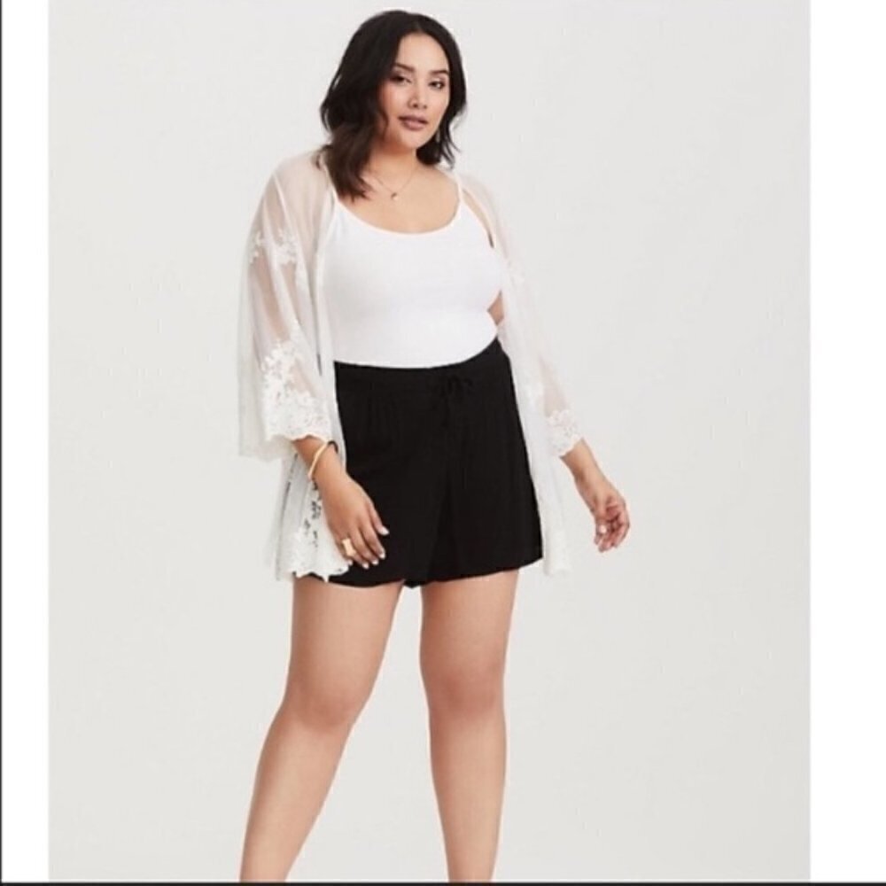 NEW Torrid Black Lace Front Crepe Shorts Black 00